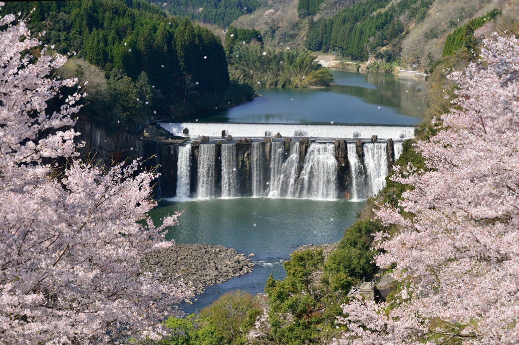 沈堕の滝(春)